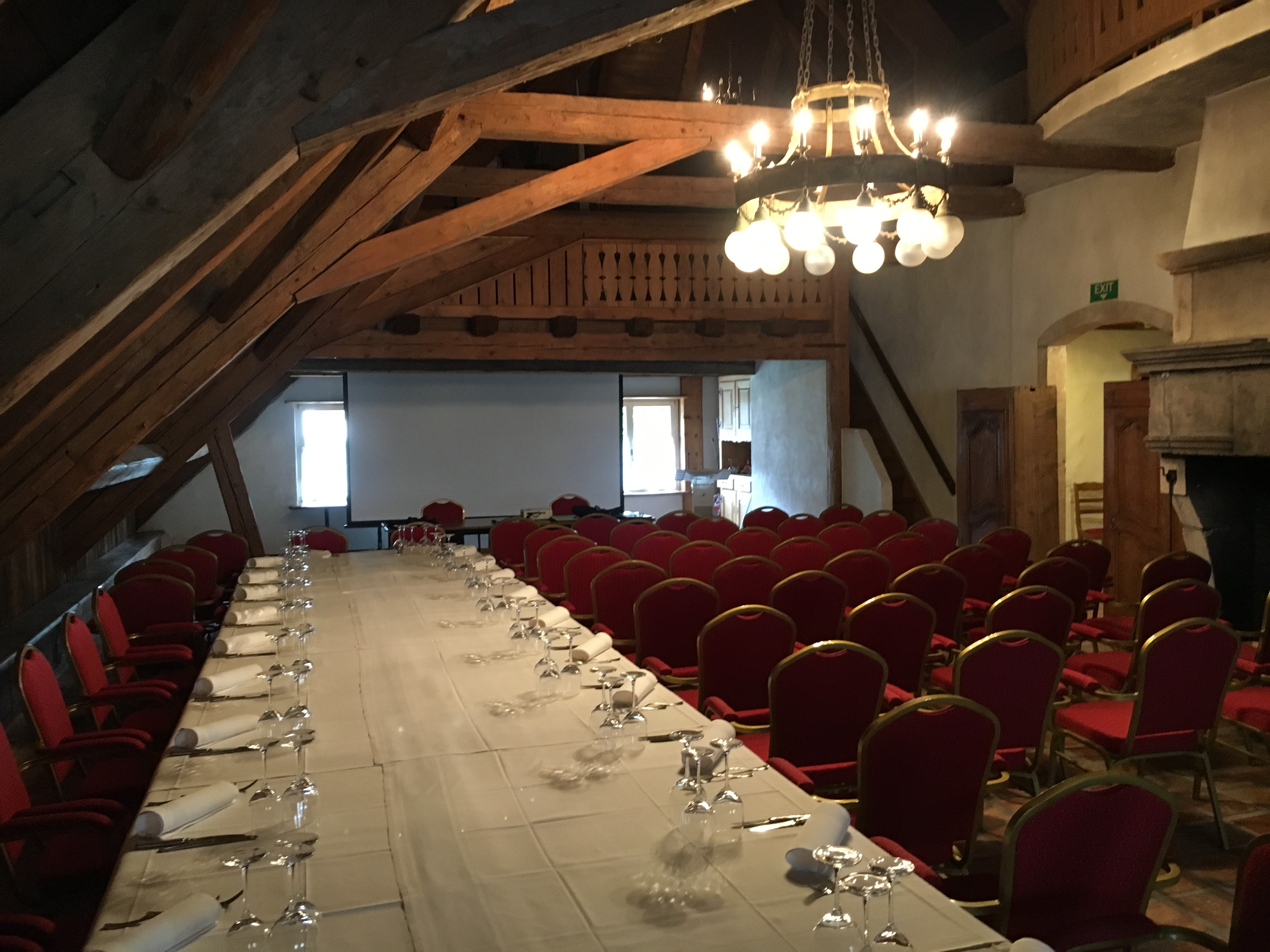 Salle préparée pour une conférence et un repas