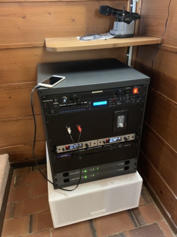 Rack audio et au-dessus le set de micros et chargeur